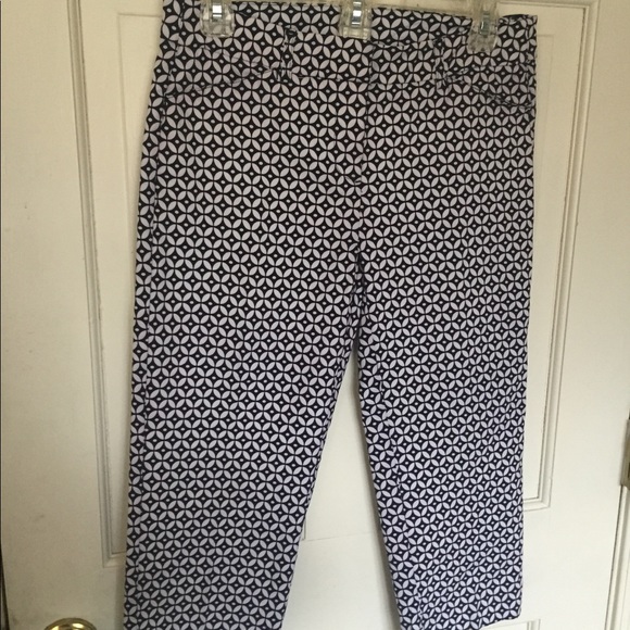 New Directions Petite stretch capris. Size 8P - Picture 2 of 4